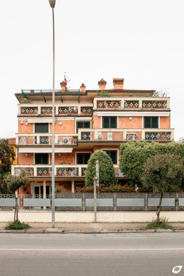 2-Bedroom Apt, With Balcony & Aircondition - 50 M From The Beach Marina di Pietrasanta Exterior foto