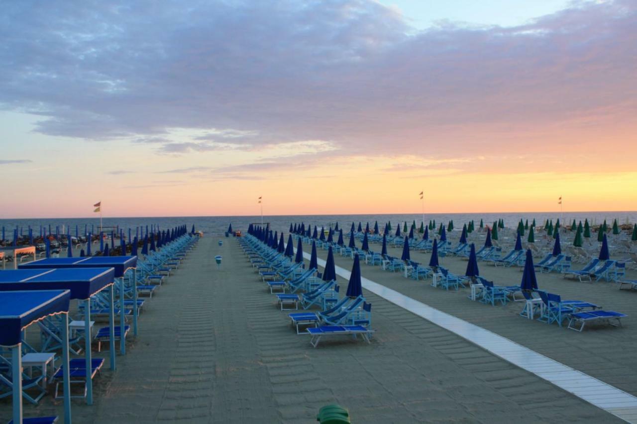 2-Bedroom Apt, With Balcony & Aircondition - 50 M From The Beach Marina di Pietrasanta Exterior foto